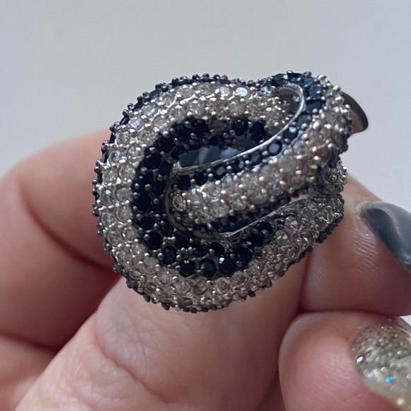 Sterling silver white and black crystal knot ring - Picture 3 of 7